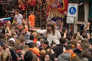Feestelijke straat in Etten-Leur tijdens Koningsdag