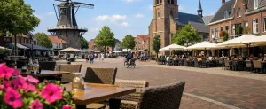 Gezellig marktplein in Etten-Leur met terras, kerk en molen.