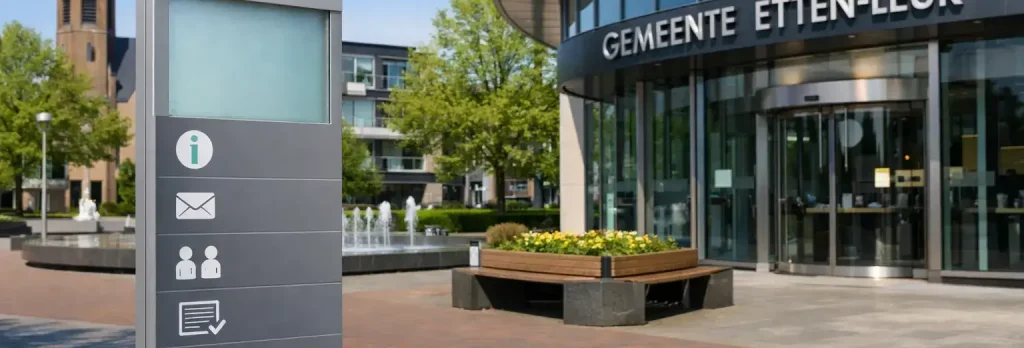 Gemeentehuis van Etten-Leur met plein ervoor