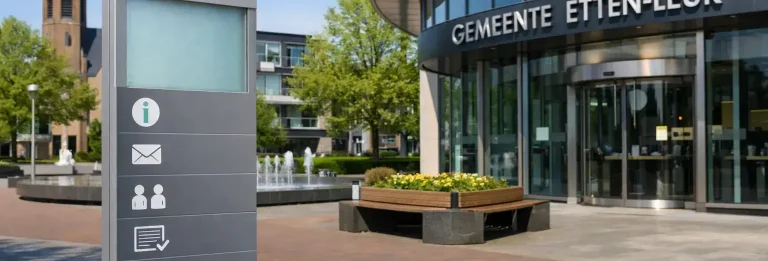Gemeentehuis van Etten-Leur met plein ervoor